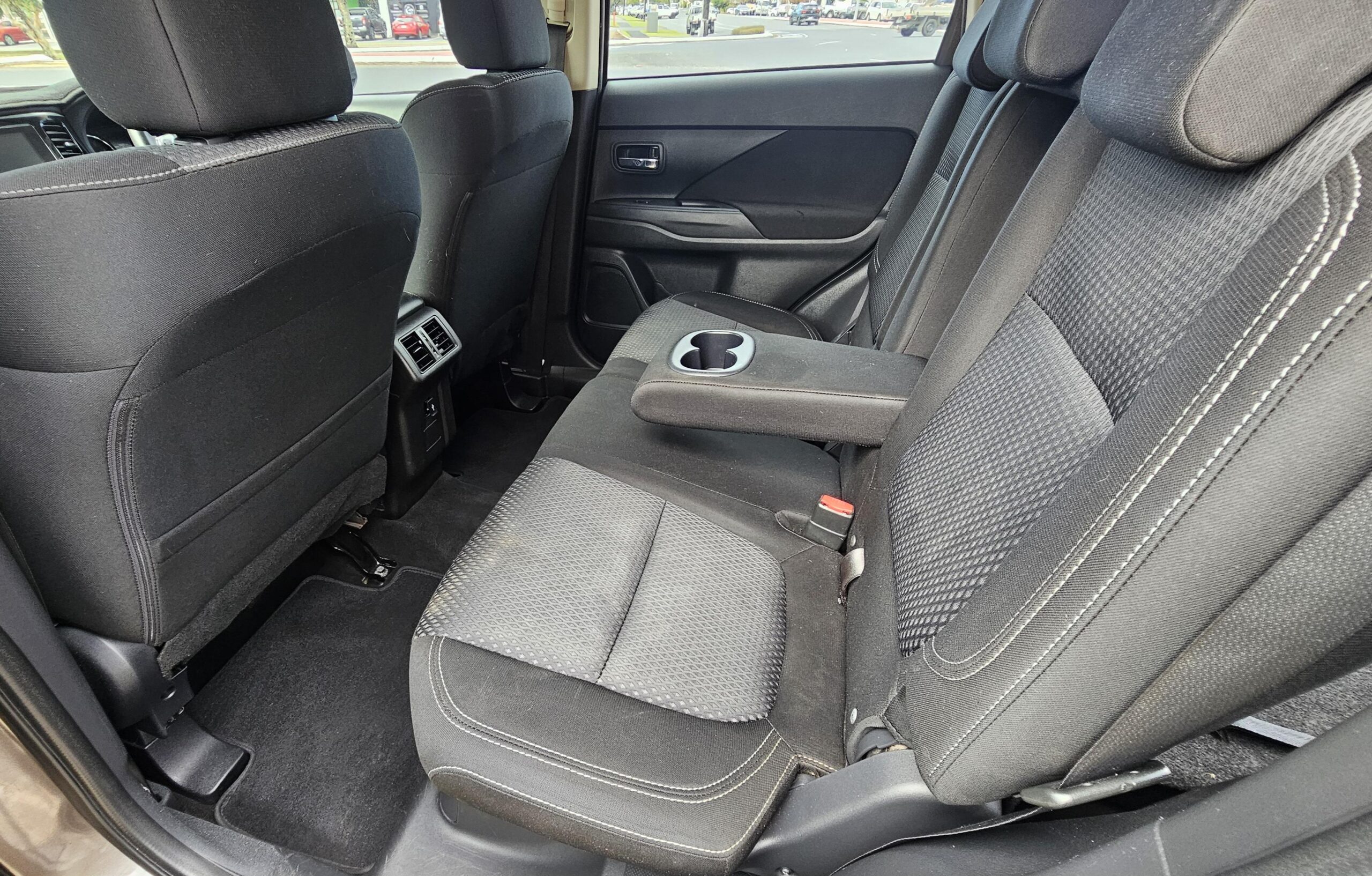 Mitsubishi Outlander ES Wagon