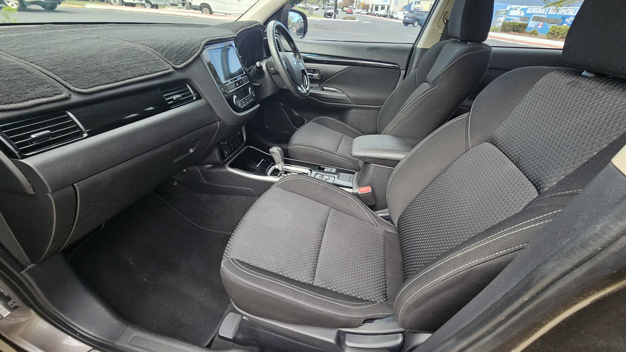 Mitsubishi Outlander ES Wagon