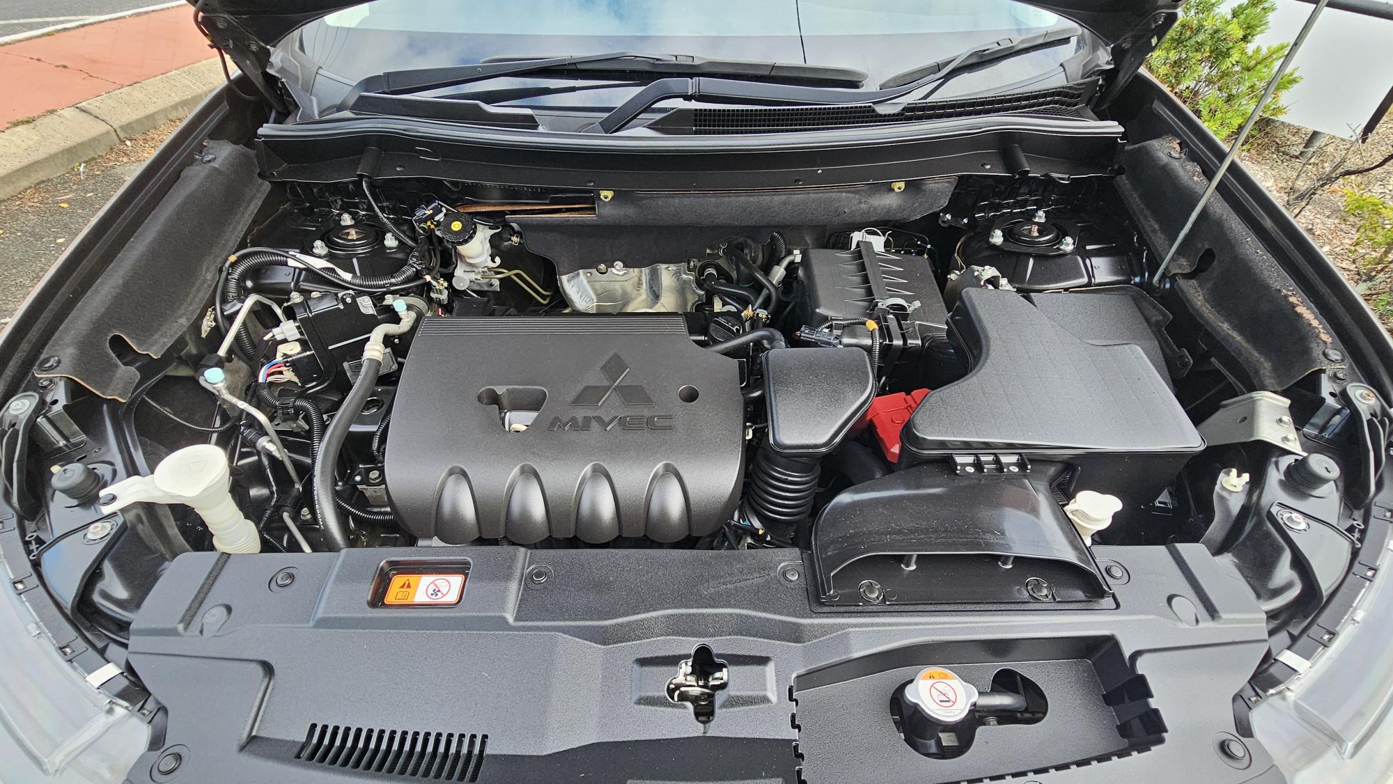 Mitsubishi Outlander ES Wagon