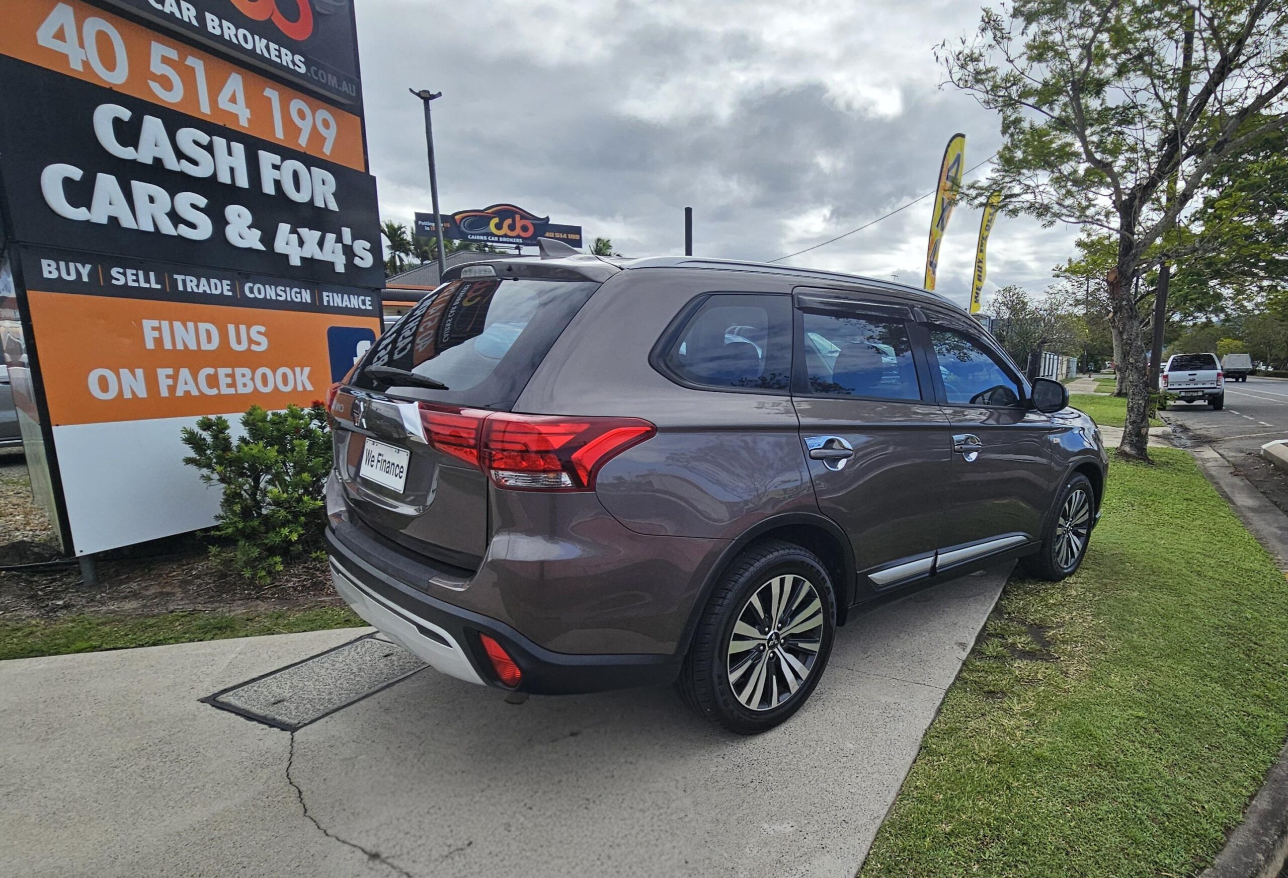 Mitsubishi Outlander ES Wagon