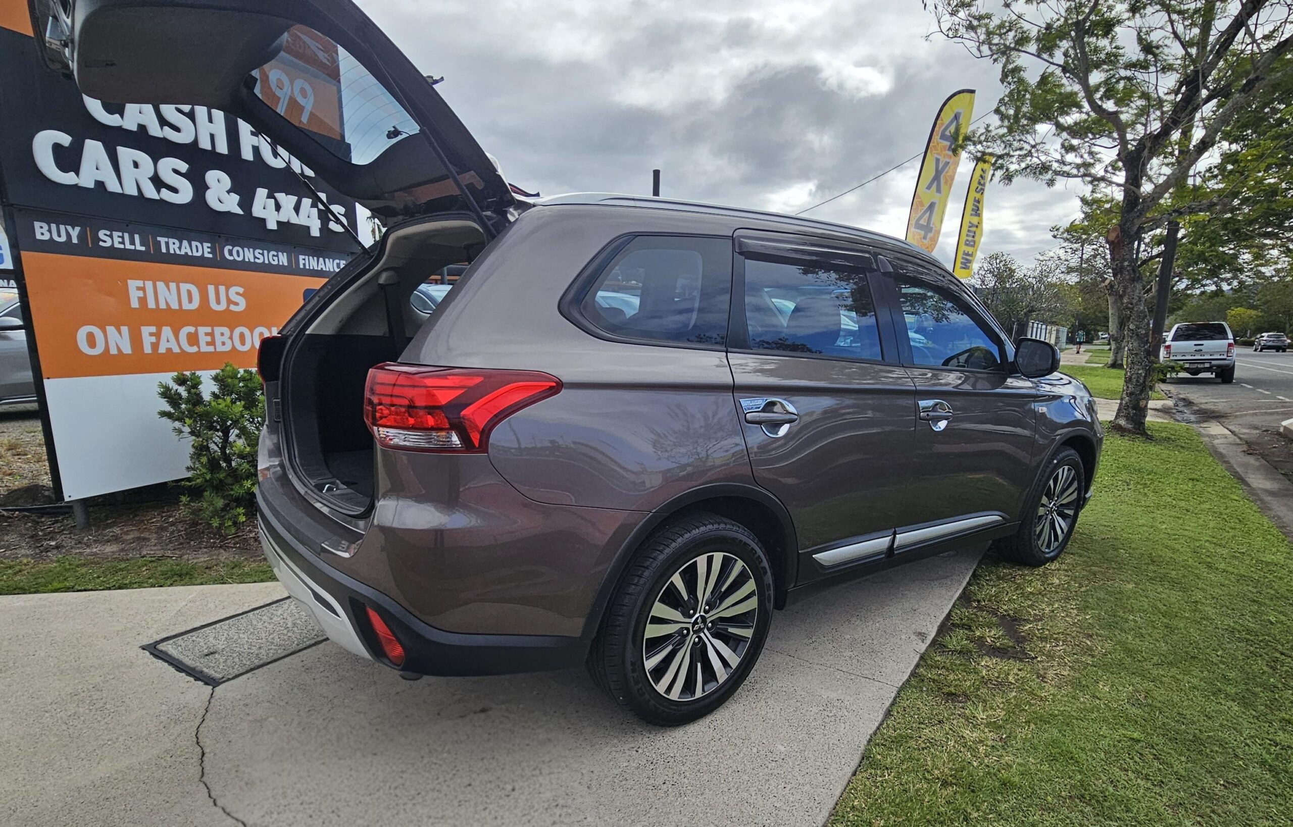 Mitsubishi Outlander ES Wagon