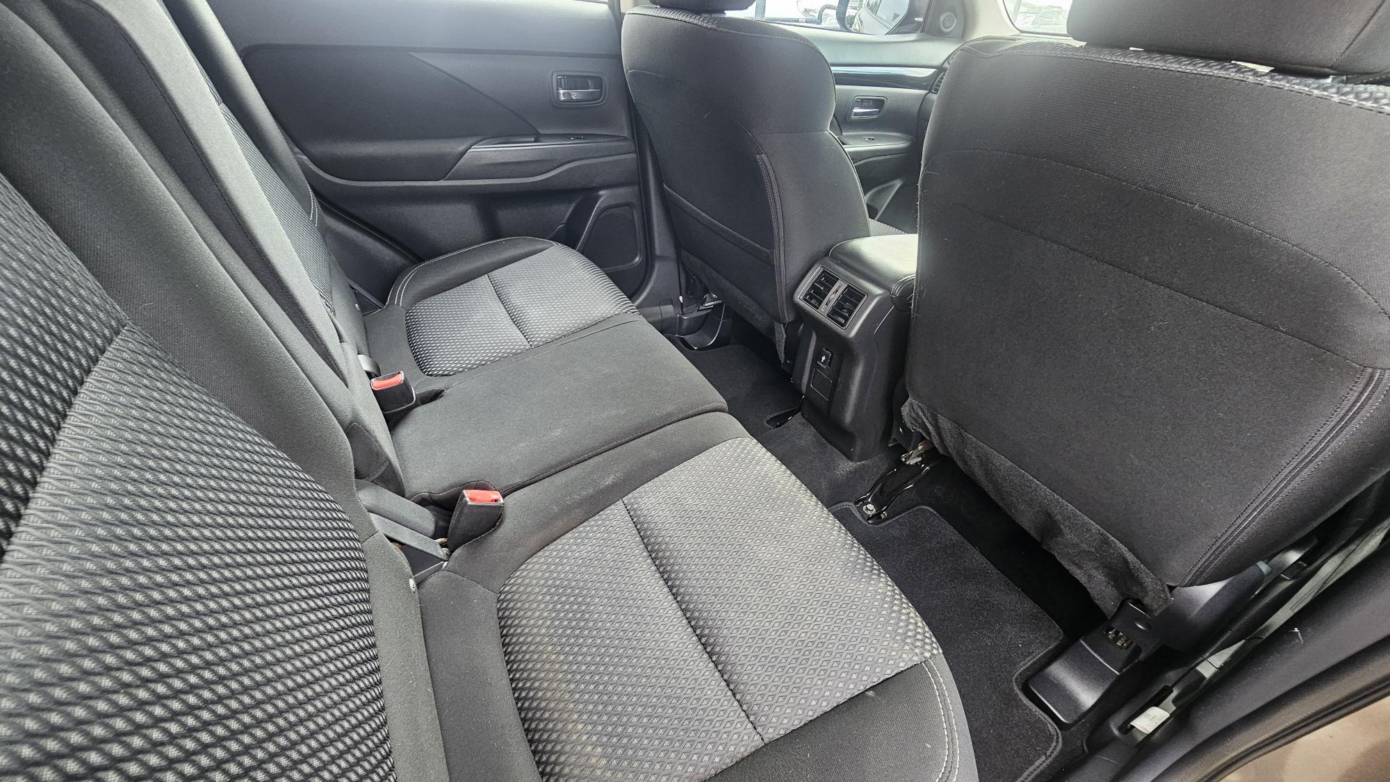 Mitsubishi Outlander ES Wagon