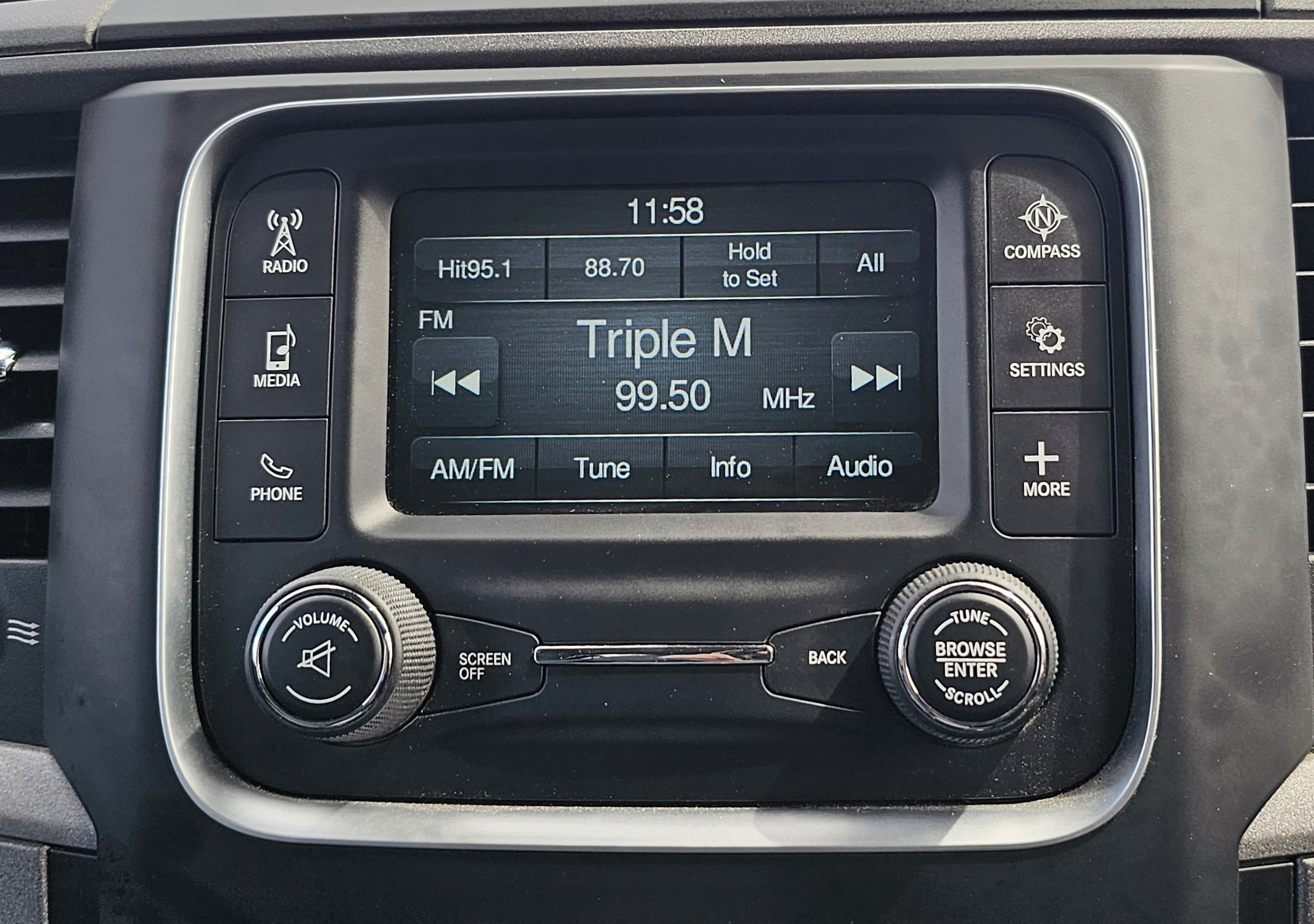 Ram 1500 Laramie Dual Cab DT MY21 Utility